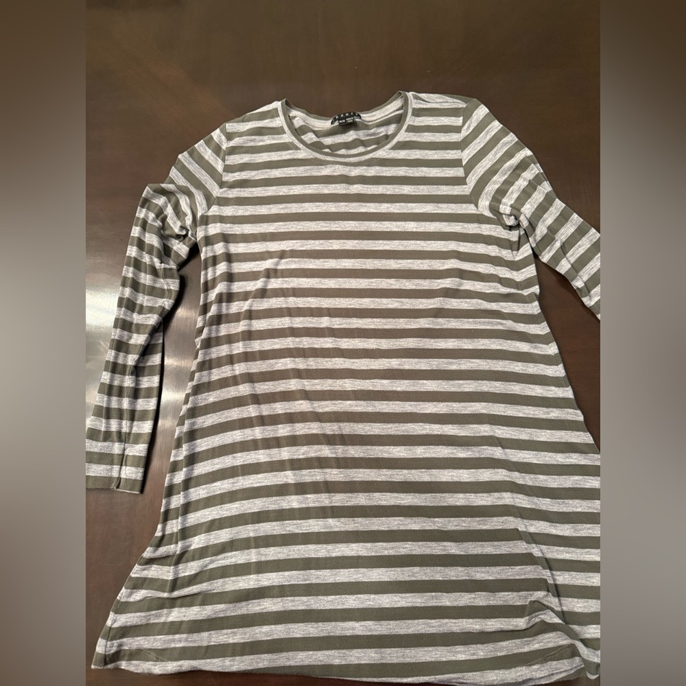 Theory top. Size Medium